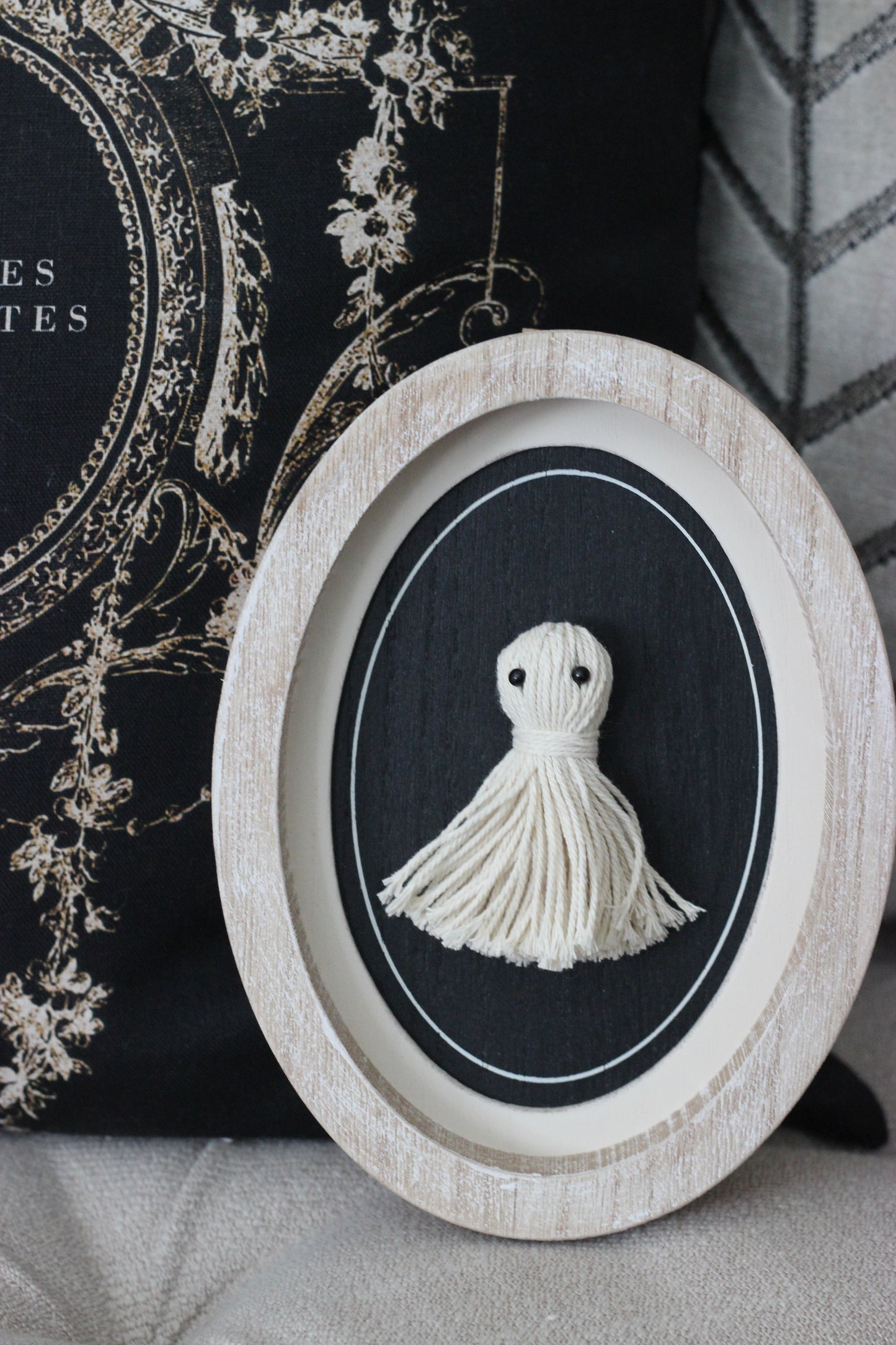 Spooky Tassel Ghost | Oval Frame Sign