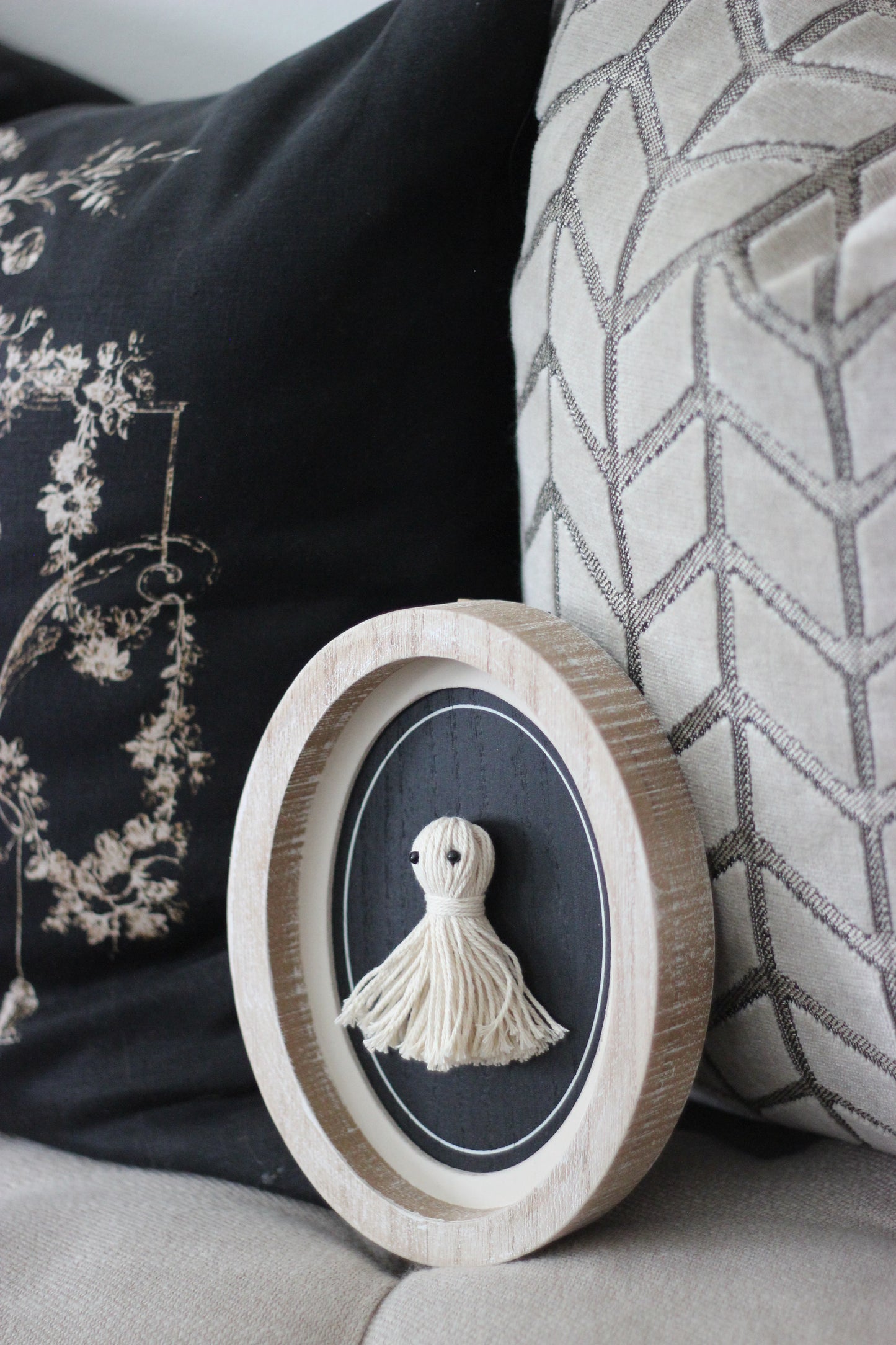 Spooky Tassel Ghost | Oval Frame Sign