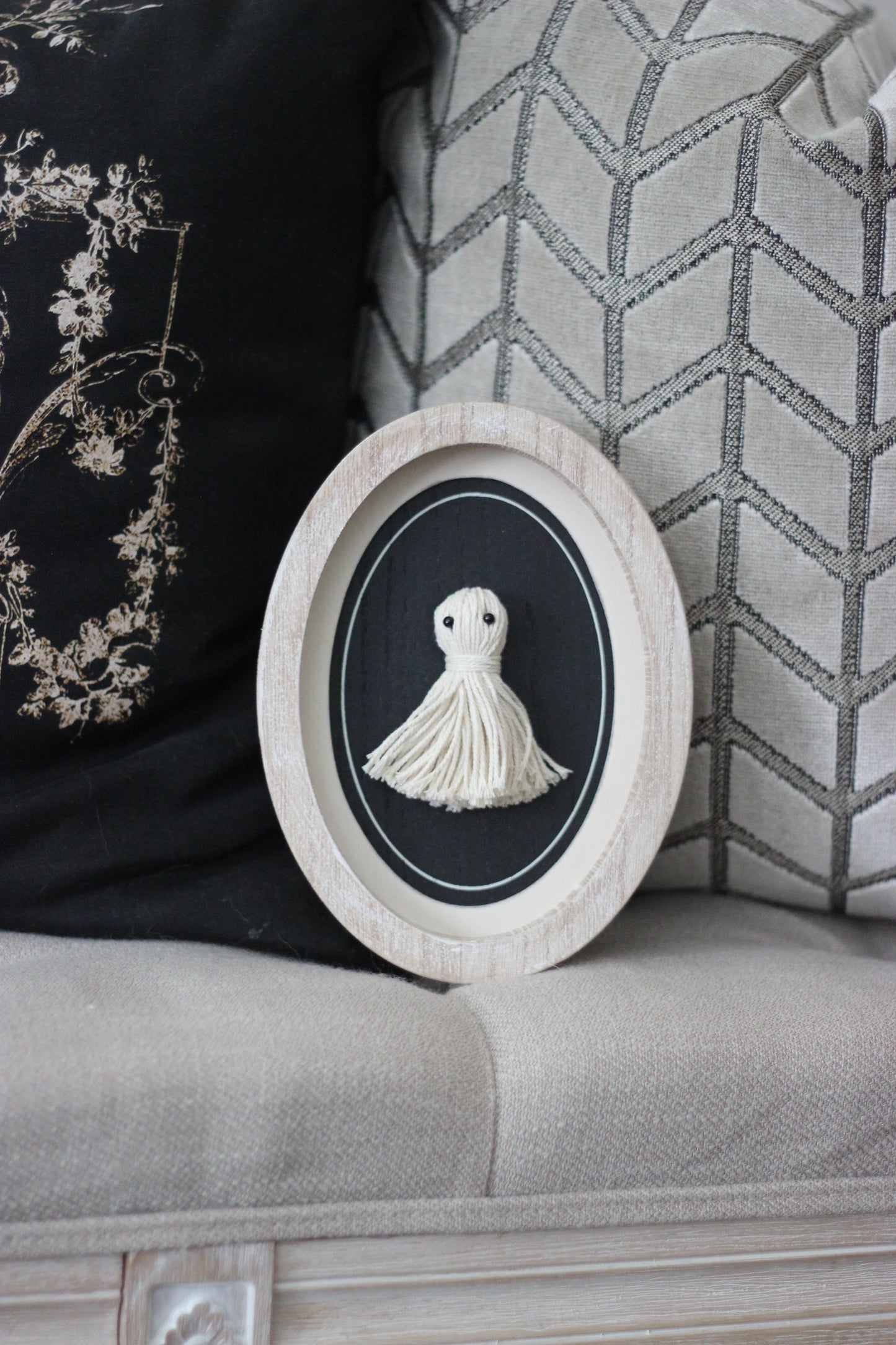 Spooky Tassel Ghost | Oval Frame Sign