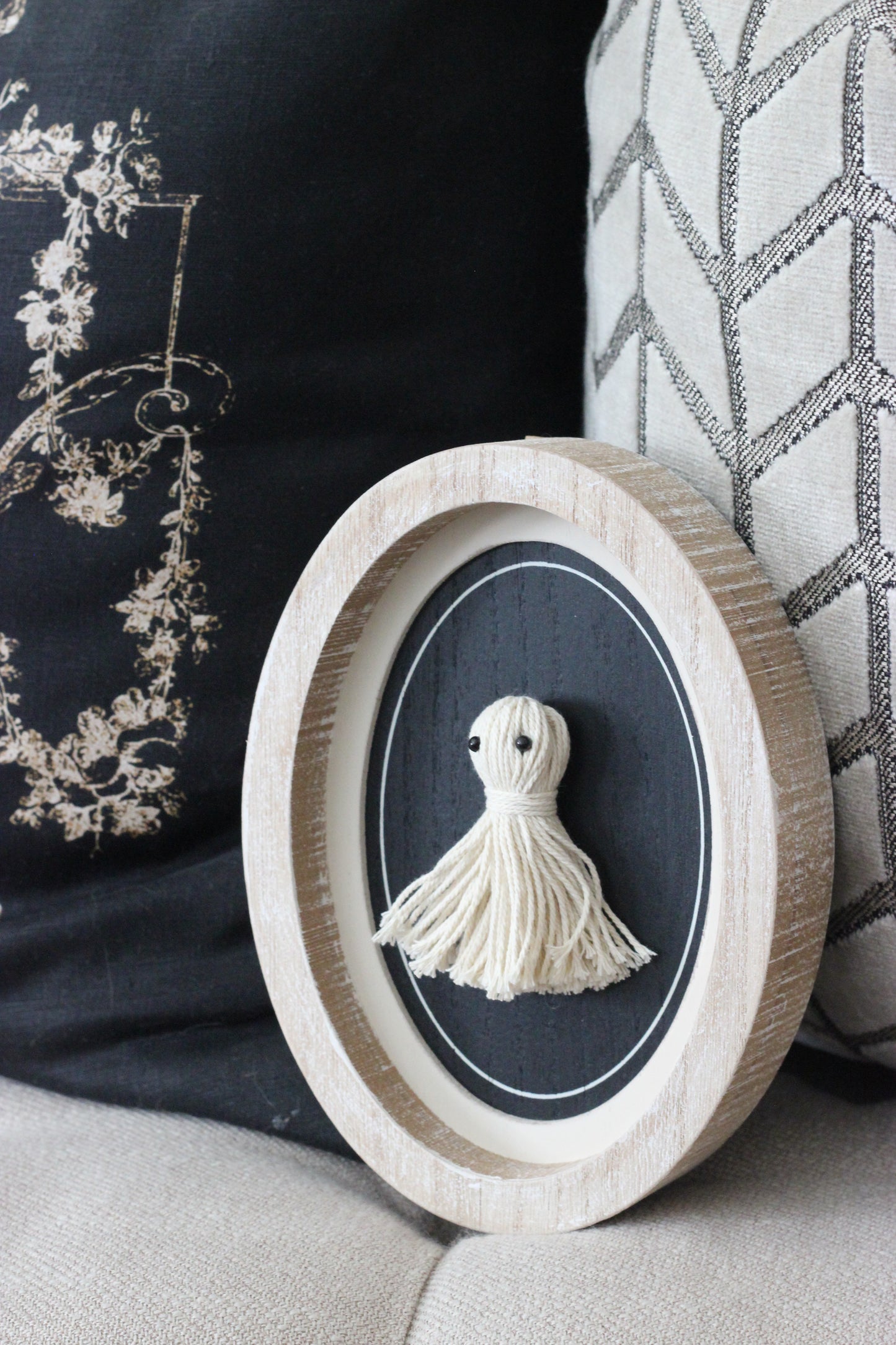 Spooky Tassel Ghost | Oval Frame Sign