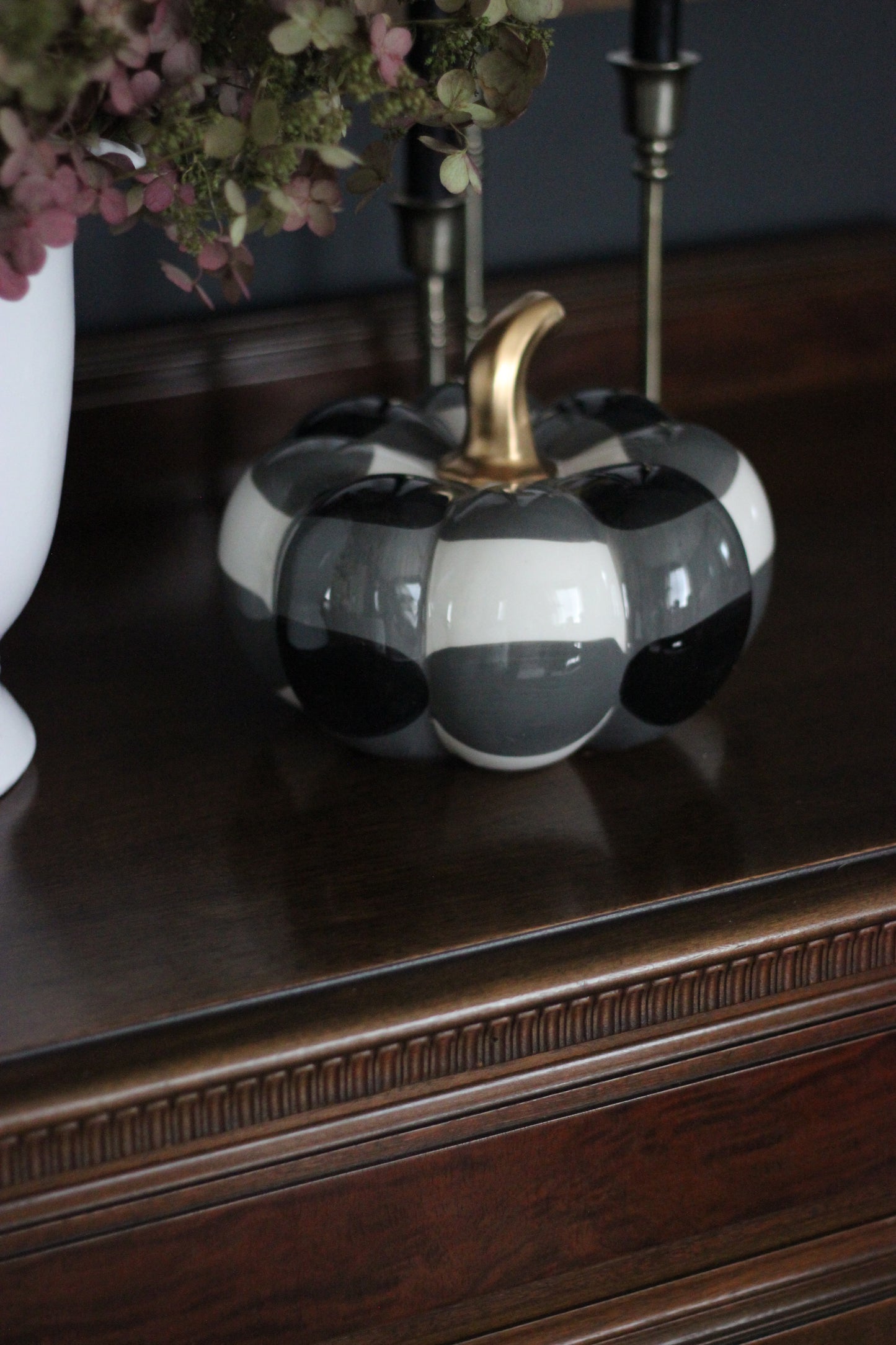 Jodie Pumpkin Décor | White/Black | 8.5x6.5