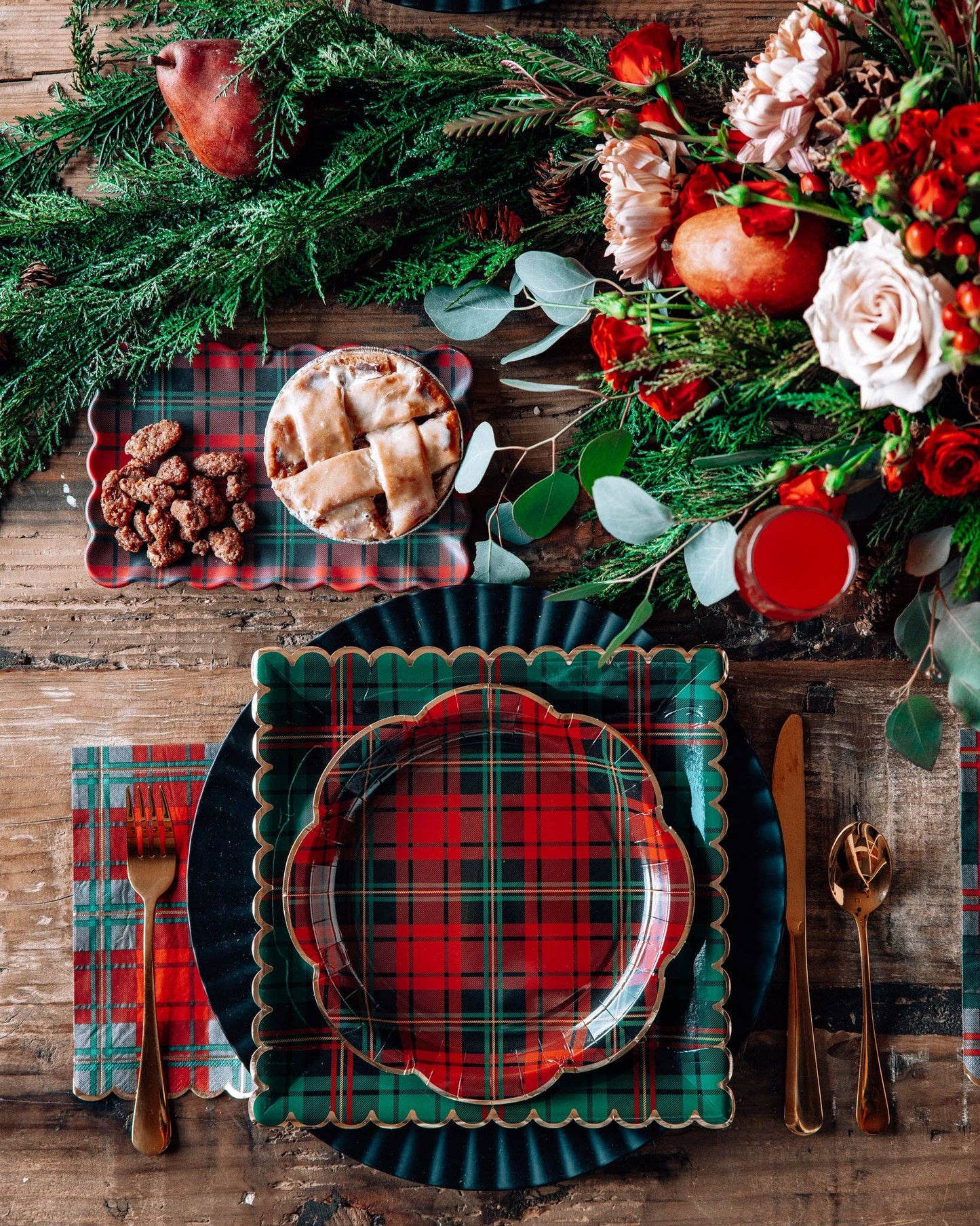 Red Christmas Plaid Round Scalloped Plate
